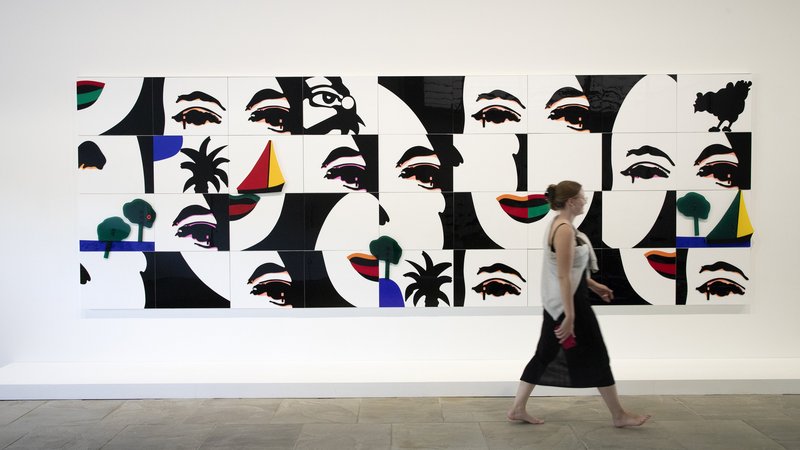 Studentin vor großem Werk in White Cube